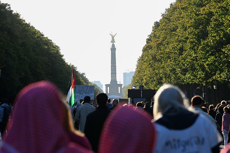 Zehntausende zogen durch Berlin-Mitte zur Siegessäule. - © Annette Riedl/dpa