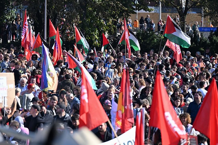Tausende haben sich in Berlin für eine Demonstration gegen den Gaza-Krieg versammelt. - © Annette Riedl/dpa