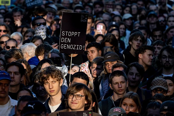Demonstranten sprechen von einem «Genozid» an den Palästinensern, was die israelische Regierung strikt bestreitet. - © Fabian Sommer/dpa