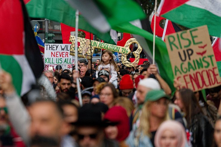 Sehr viele Transparente erhoben den Vorwurf des «Völkermords», den Israel strikt zurückweist. - © Henning Kaiser/dpa