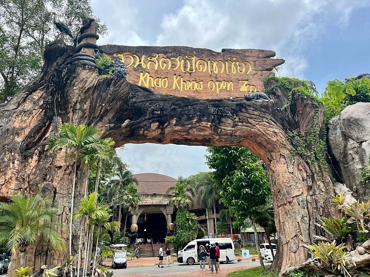 Hier lebt Moo Deng: der Khao Kheow Open Zoo außerhalb von Bangkok. - © Carola Frentzen/dpa