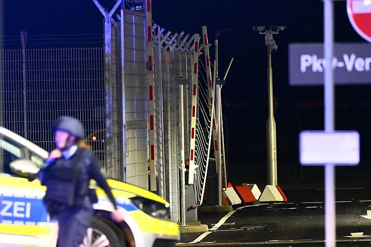 Die beschädigte Schranke, durch die der Mann am Flughafen mit seinem Auto gerast sein soll. - © Jonas Walzberg/dpa