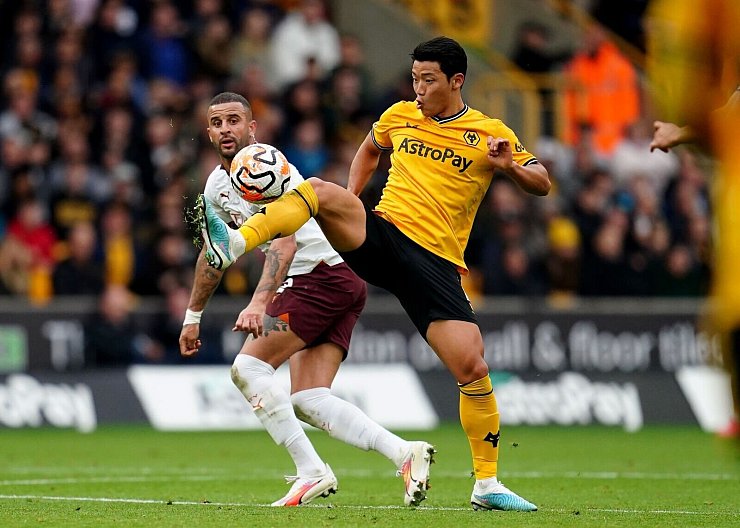 Hwang Hee-Chan (r) von Wolverhampton Wanderers soll diskriminierend beleidigt worden sein. - © Nick Potts/PA Wire/dpa