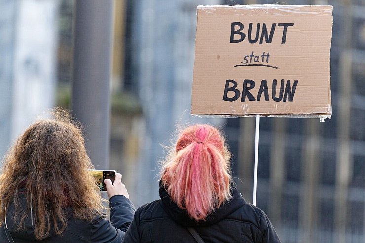 «Bunt statt braun»: Diese beiden Frauen sind in Aachen gegen Rechtsextremismus auf die Straße gegangen. - © Henning Kaiser/dpa