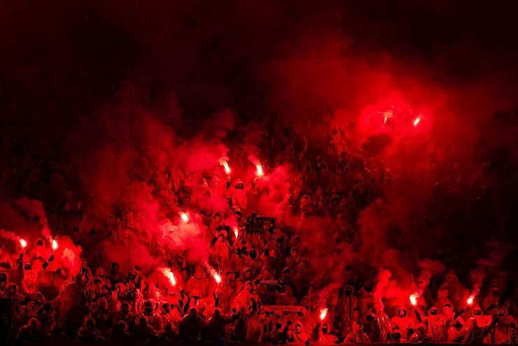 Die Nürnberger Anhänger zünden Pyro-Technik im Kölner Stadion. - © Marius Becker/dpa