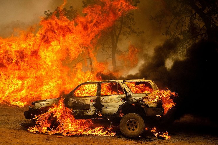 Der Waldbrand in Kalifornien wurde möglicherweise durch Brandstiftung ausgelöst. - © Noah Berger/AP/dpa