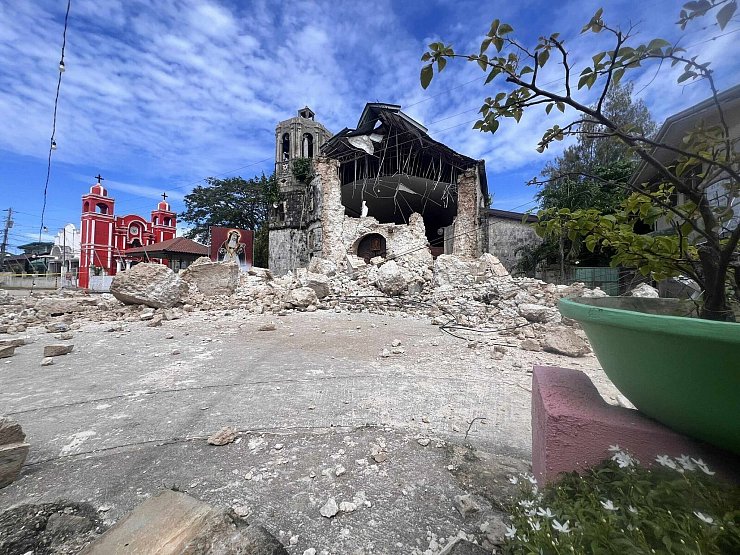 Auch Kirchen sind bei den Erdstößen eingestürzt. - © Uncredited/AP/dpa