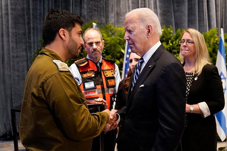 US-Präsident Joe Biden trifft Angehörige der Opfer und Ersthelfer, die direkt von den Hamas-Anschlägen betroffen waren. - © Evan Vucci/AP/dpa