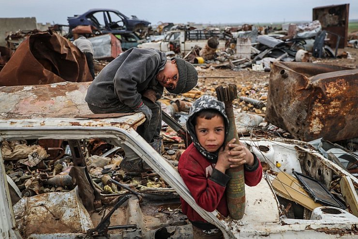 Das Foto des dpa-Fotografen Anas Alkharboutli zeigt ein Kind mit einer nicht explodierten Mörsergranate. - © Anas Alkharboutli/dpa