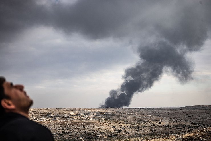 Das Foto des dpa-Fotografen Anas Alkharboutli zeigt aufsteigenden Rauch während der anhaltenden Kämpfe in Syrien. - © Anas Alkharboutli/dpa