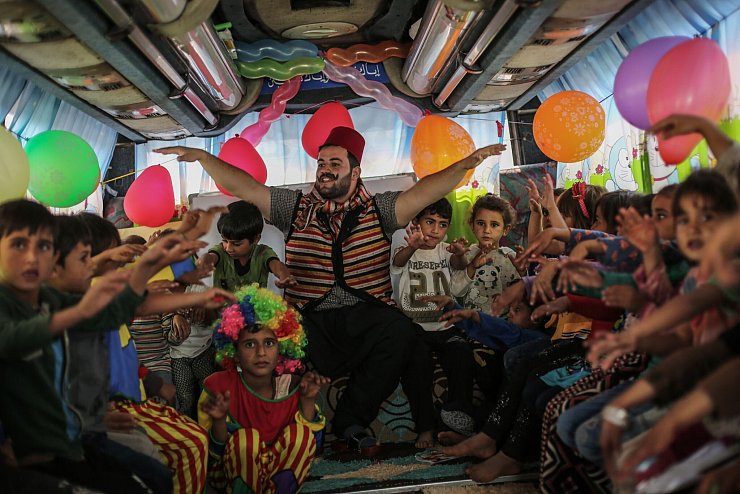 Das Foto des getöteten dpa-Fotografen Anas Alkharboutli zeigt einen Lehrer mit syrischen Kindern in einem mobilen Klassenzimmer. - © Anas Alkharboutli/dpa