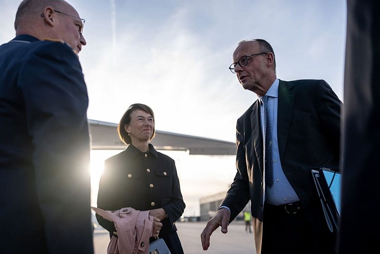 Merz\\\' Frau Charlotte war bislang beim G7-Gipfel und bei der Amtseinführung des Papstes in Rom dabei. - © Michael Kappeler/dpa