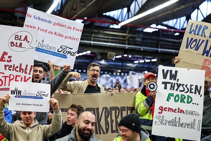 Mitarbeiter der Ford-Werke in Köln machen bei der Betriebsversammlung ihrem Frust Luft. - © Christoph Reichwein/dpa