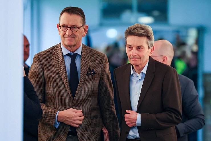 Ford-Geschäftsführer Marcus Wassenberg (l) und SPD-Bundestagsfraktionschef Rolf Mützenich (SPD) bei der Betriebsversammlung am Standort Köln. - © Christoph Reichwein/dpa