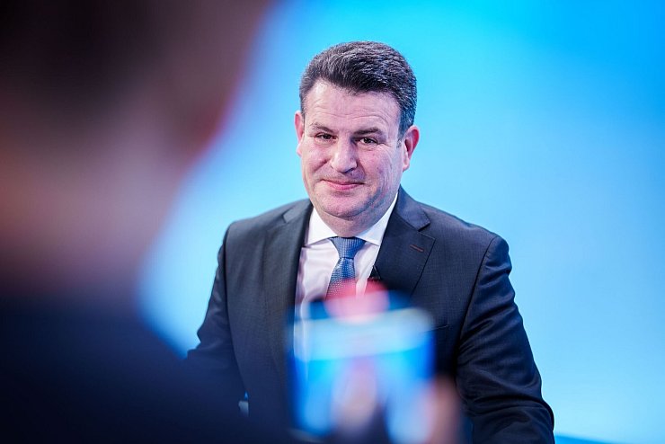 Hubertus Heil wirft Carsten Linnemann Beledigung der Menschen vor. - © Michael Kappeler/dpa