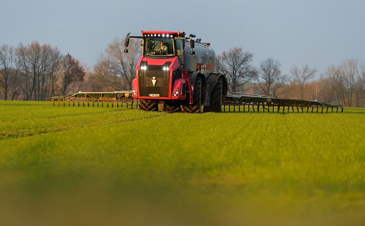 Gülle wird in der Landwirtschaft für mehr Pflanzenwachstum benötigt - wird allerdings mehr gedüngt als Pflanzen und Böden aufnehmen können, sickert das überschüssige Nitrat ins Grundwasser. (Archivbild) - © Philipp Schulze/dpa