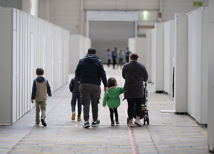 Betroffen von der Änderung sind die Familien von subsidiär Schutzberechtigten. (Archivfoto) - © Boris Roessler/dpa