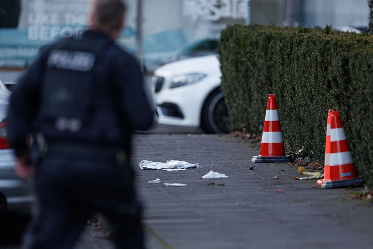 Ein Polizeibeamter stand am Tatort in der Innenstadt. In der Nähe des Landgerichts Bielefeld waren Schüsse gefallen. (Archivbild) - © Friso Gentsch/dpa