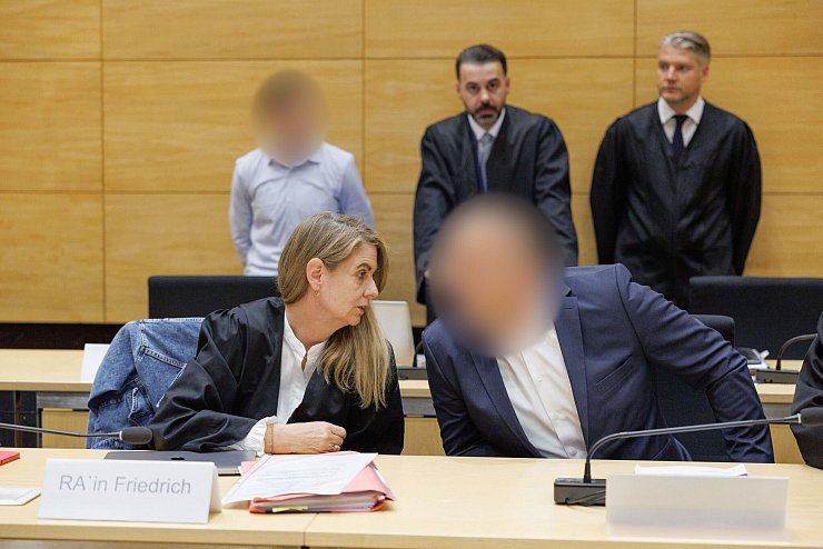 Die beiden Angeklagten zum Prozessauftakt: Jetzt stehen am Landgericht Bielefeld die Urteile an. (Archivbild) - © Friso Gentsch/dpa