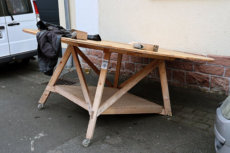 Diesen rollbaren Tisch sollen die Feierenden geschoben haben. - © Ralf Hettler/dpa