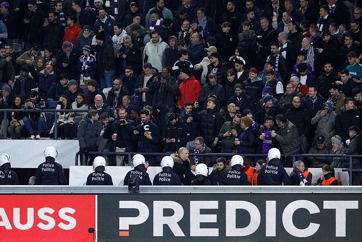 Die Partie in Anderlecht war aus Sicherheitsgründen für rund 20 Minuten unterbrochen. - © Omar Havana/AP/dpa