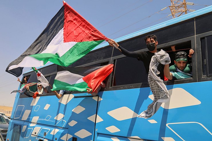 Aktivisten wollen am Grenzübergang Rafah gegen Israels Angriffe im Gazastreifen protestieren. - © Yousef Murad/AP/dpa