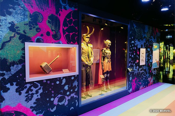 Thors mächtiger Hammer gehört zu den Highlights der Ausstellung. - © 2025 Marvel/Explorado Group/dpa