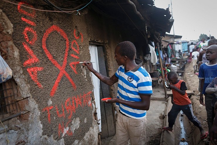 Ein Graffiti ruft zur Vermeidung von Aids auf (Archivbild) - © picture alliance / dpa