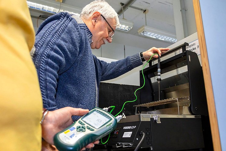 Die Maximaltemperatur wurde im Test direkt am heißesten Punkt auf dem Grill- und Warmhalterost gemessen. - © Michael Müller-Münker/selbst ist der Mann/dpa-tmn