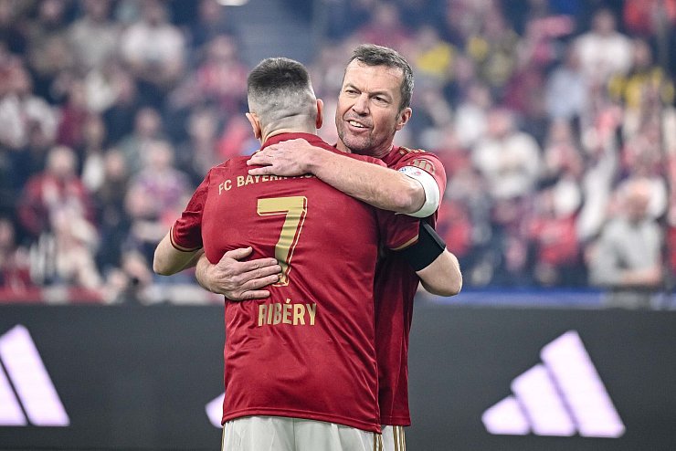 Franck Ribéry (l) und Lothar Matthäus waren beim Beckenbauer Cup gemeinsam im Einsatz. - © Harry Langer/dpa