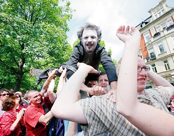 Ohne Publikum funktioniert kein Straßentheater-Festival: Bei der Compagnie Erectus aus Frankreich spielen die Zuschauer eine wahrhaft tragende Rolle: Über deren Schultern hinweg turnen die Darsteller auf dem Bruchberg zu ihrer Spielfläche. Foto: Gerstendorf-Welle