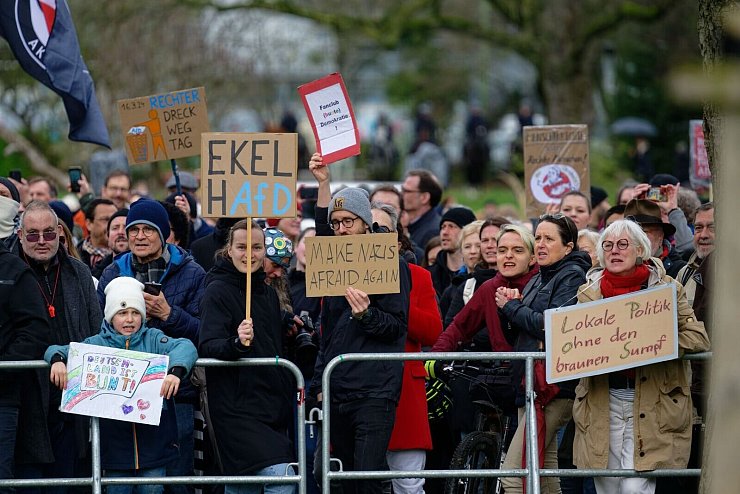 Am Sonntag gab es kleinere Proteste an mehreren Orten. - © Henning Kaiser/dpa