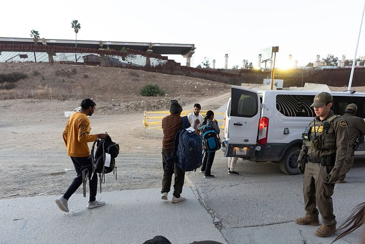 Viele Migranten werden schon kurz nach der Grenzüberquerung aufgegriffen. (Archivbild) - © Gregory Bull/AP/dpa