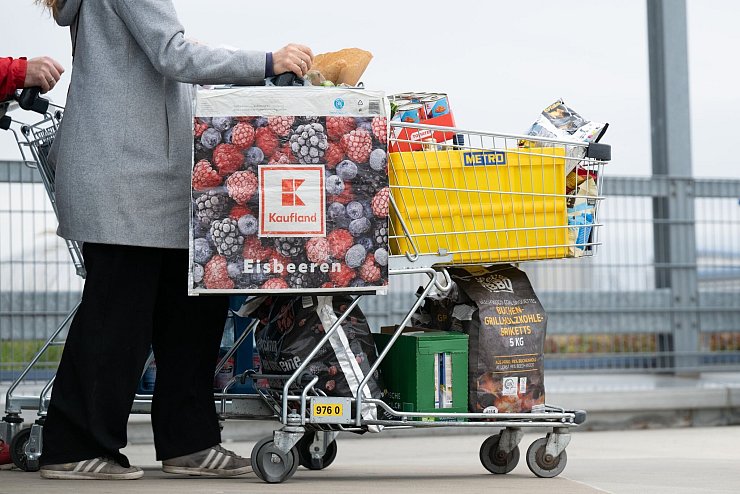 Viele Lebensmittel haben sich deutlich verteuert. (Archivbild) - © Sebastian Kahnert/dpa