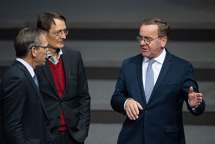 In Rankings der beliebtesten Politiker Deutschlands landet Pistorius (rechts) immer wieder ganz vorne. - © Christophe Gateau/dpa