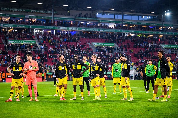 Pfiffe nach der Niederlage: Die BVB-Profis vor ihren mitgereisten Fans. - © Tom Weller/dpa