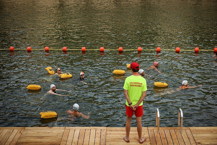Für die Schwimmerinnen und Schwimmer in der Seine gibt es Umkleiden, Strandstühle und eine Badeaufsicht. - © Thomas Padilla/AP/dpa