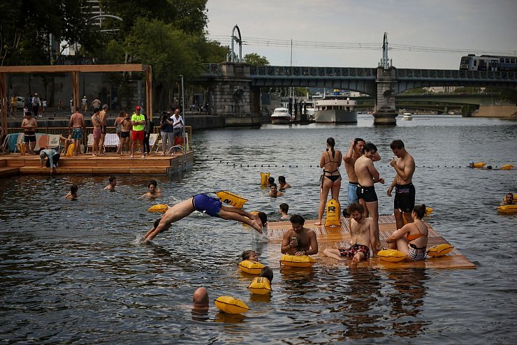 Menschen an der Badestelle Grenelle an der Seine. - © Thomas Padilla/AP/dpa