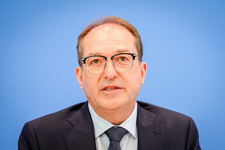 Innenminister Alexander Dobrindt setzt auf eine höchstrichterliche Klärung vor dem EuGH. (Archivbild) - © Kay Nietfeld/dpa