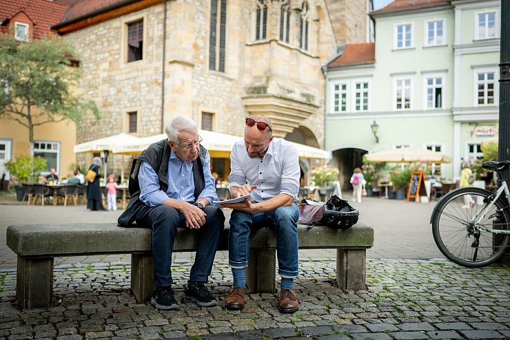 Die Urkunde war ein Zufallsfund und sorgt nun für Diskussionen - Martin Sladeczek (rechts) im Gespräch mit Karl Heinemeyer. - © Jacob Schröter/dpa