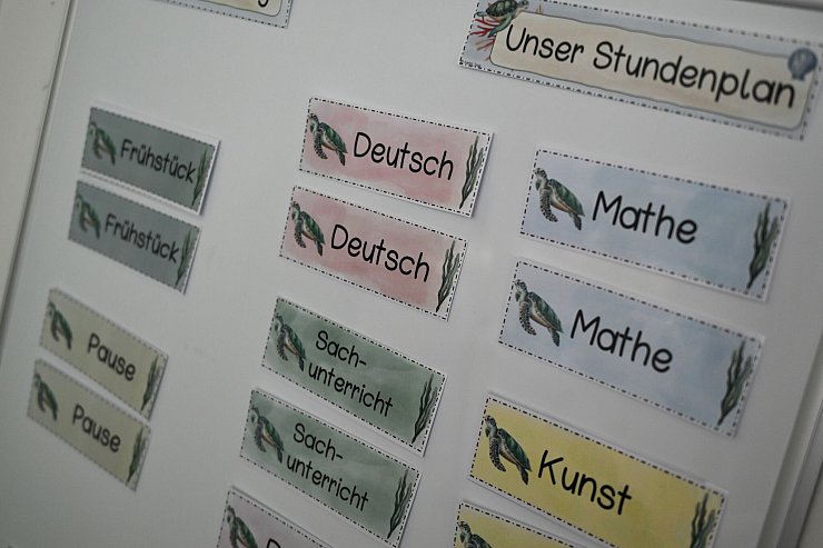 Blau für Jungs? Schüler sind der Studie nach interessierter an Mathematik und Wirtschaft. (Archivbild) - © Arne Dedert/dpa