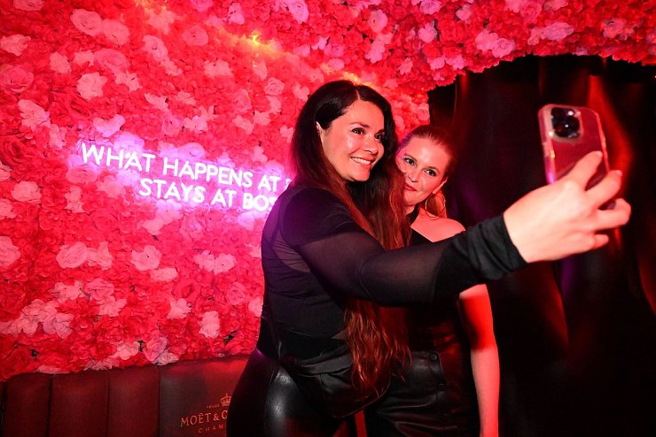 Laura und Bettina machen an einem Foto-Hotspot im "Insta-Club" Bossy in München ein Selfie. - © Felix Hörhager/dpa