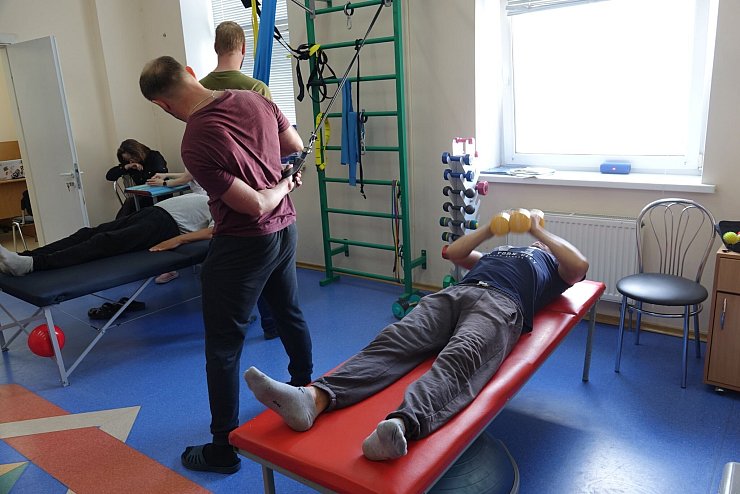 Verwundete ukrainische Soldaten in einem chirurgischen Krankenhaus in Kiew bei ihrer Rehabilition. - © Friedemann Kohler/dpa