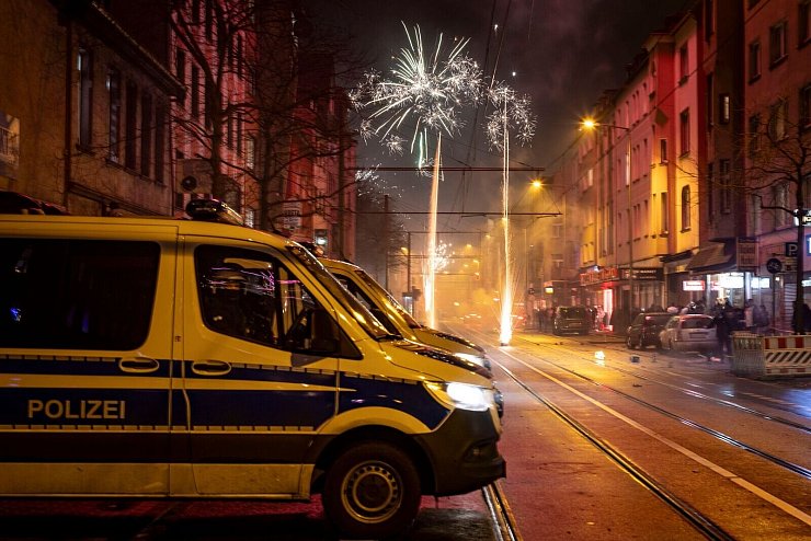 Mit Böllerverbotszonen und starker Polizeipräsenz wollen die Behörden in Nordrhein-Westfalen für einen friedlichen Jahreswechsel sorgen. (Archivbild) - © Christoph Reichwein/dpa