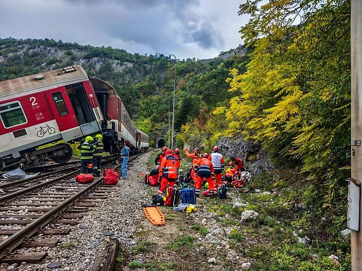Auf diesem von der slowakischen Polizei veröffentlichten Foto behandeln Rettungskräfte verletzte Fahrgäste nach dem Zugunglück. - © Slovak Police/Slovak Police/AP/dpa