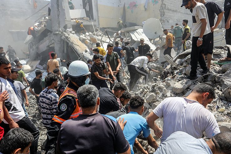Palästinenser inspizieren Schäden eines israelischen Luftangriffs. - © Abed Rahim Khatib/dpa