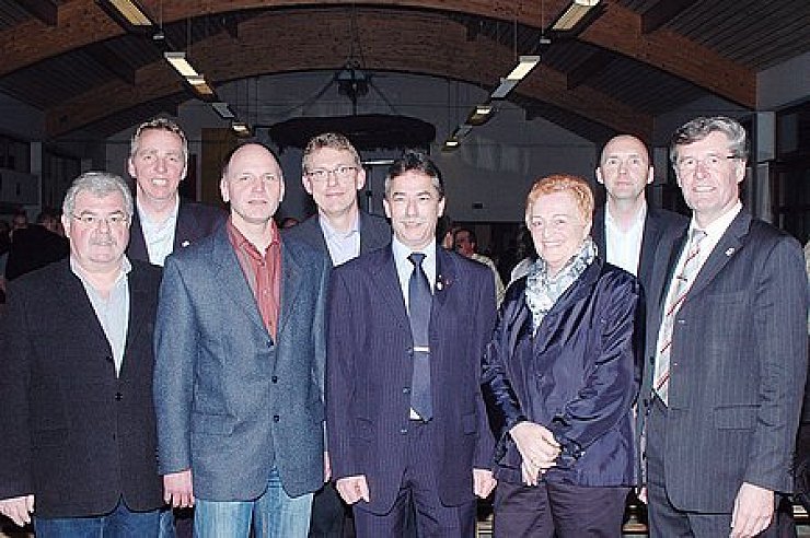 Der geschäftsführende Vorstand des neuen Vereins: (von links) Klaus Stab (Breitensport), Heiner Haase (Marketing), Detlef Bierwirth (Fußball), Geschäftsführer Frank Ellerbrok, Michael Reimann (stellvertretender Vorsitzender), Kassiererin Margarethe Pösgen, Roger Märtens (Volleyball) und Vorsitzender Friedel Heuwinkel. - © Foto: Gallisch