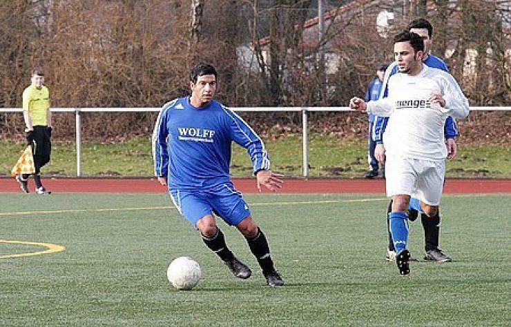 Solonummer: Salzuflens Mittelfelder Erdem Cömert neigt derzeit dazu, den Ball zu lange zu halten. ArchivFoto: Welle