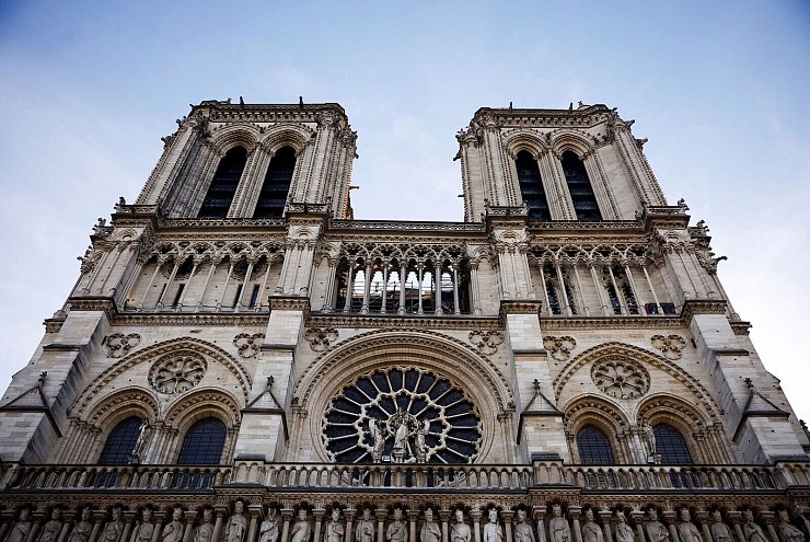Ein Großbrand hat Notre-Dame im April 2019 stark beschädigt. (Archivbild) - © Sarah Meyssonnier/Reuters POOL/AP/dpa