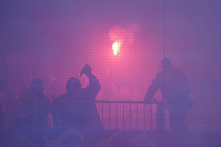 Manche Fans nutzten zerstörtes Stadion-Inventar auch als Wurfgeschoss. - © Marcus Brandt/dpa